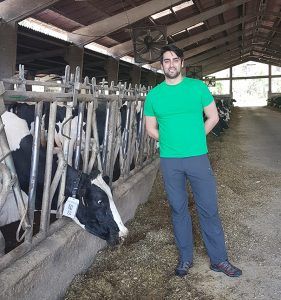 Alexandre Tornero, investigador de Gradiant, junto a la res que porta la versión de desarrollo del dispositivo de monitorización